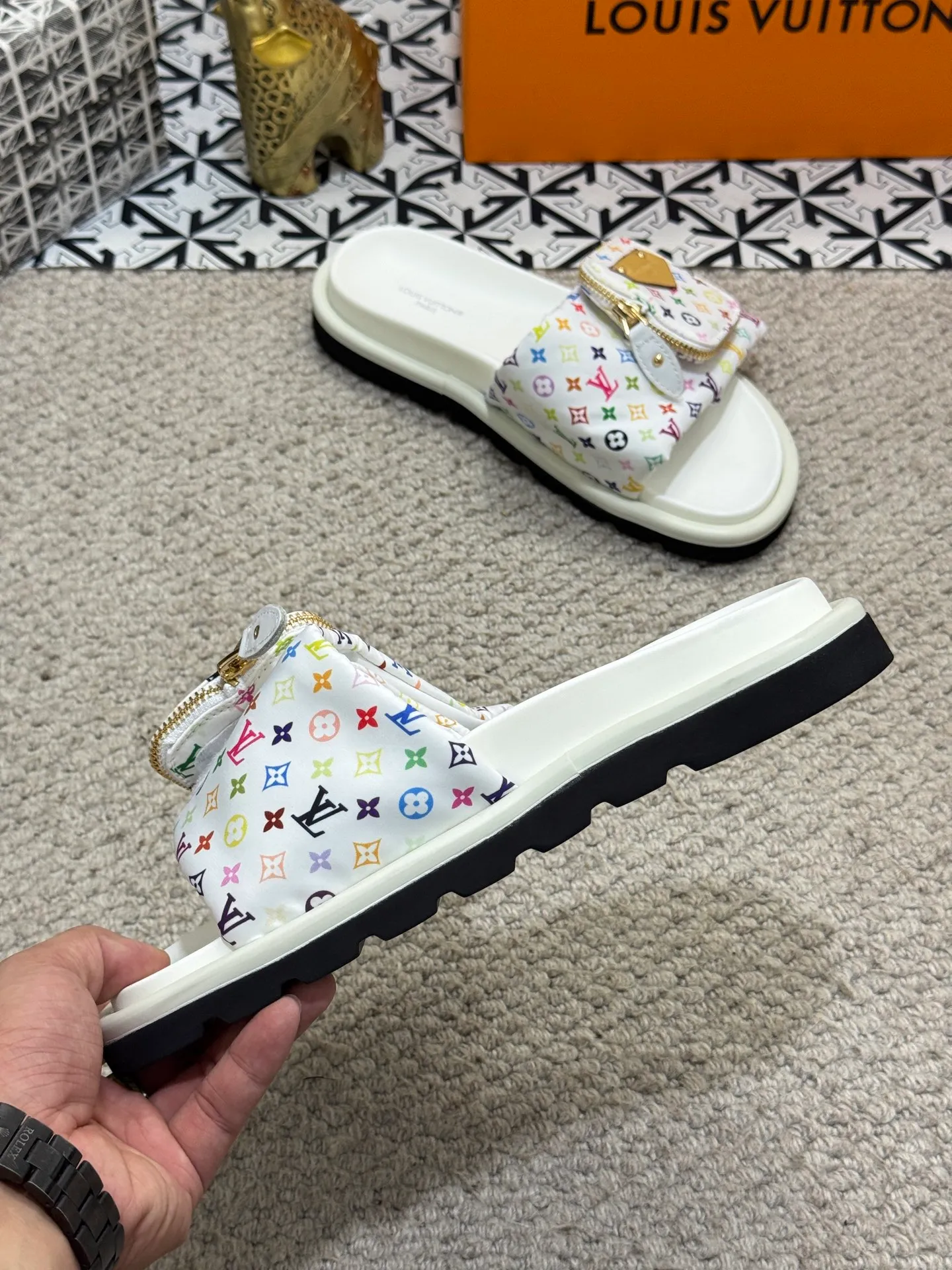 Men's shoes 💰400 [New style] 🦇🦇Top original order [Louis Vuitton] Couple style 👫Spring and summer style🎯🎯As an active family in the fashion industry ⭐ Lv is characterized by bold innovation ⚡Fabric down cloth🔥 Combined outsole, clean and tidy ⚡Fashionable and generous🌹Multiple colors available..Size: 36-44 (45 customized
